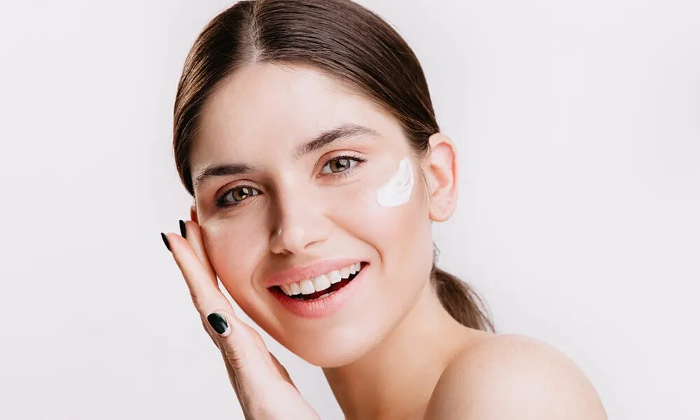 脸上涂着面霜的快乐女性