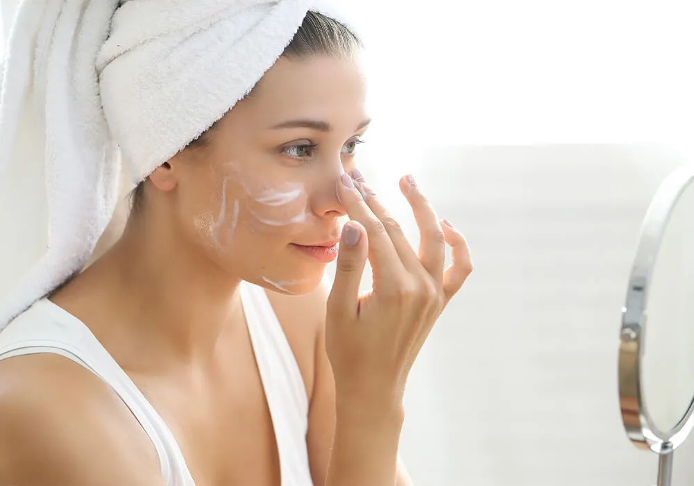 涂抹保湿霜的女性