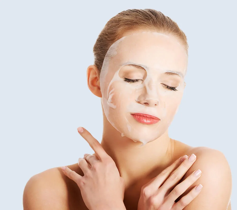 敷着面膜的快乐女性