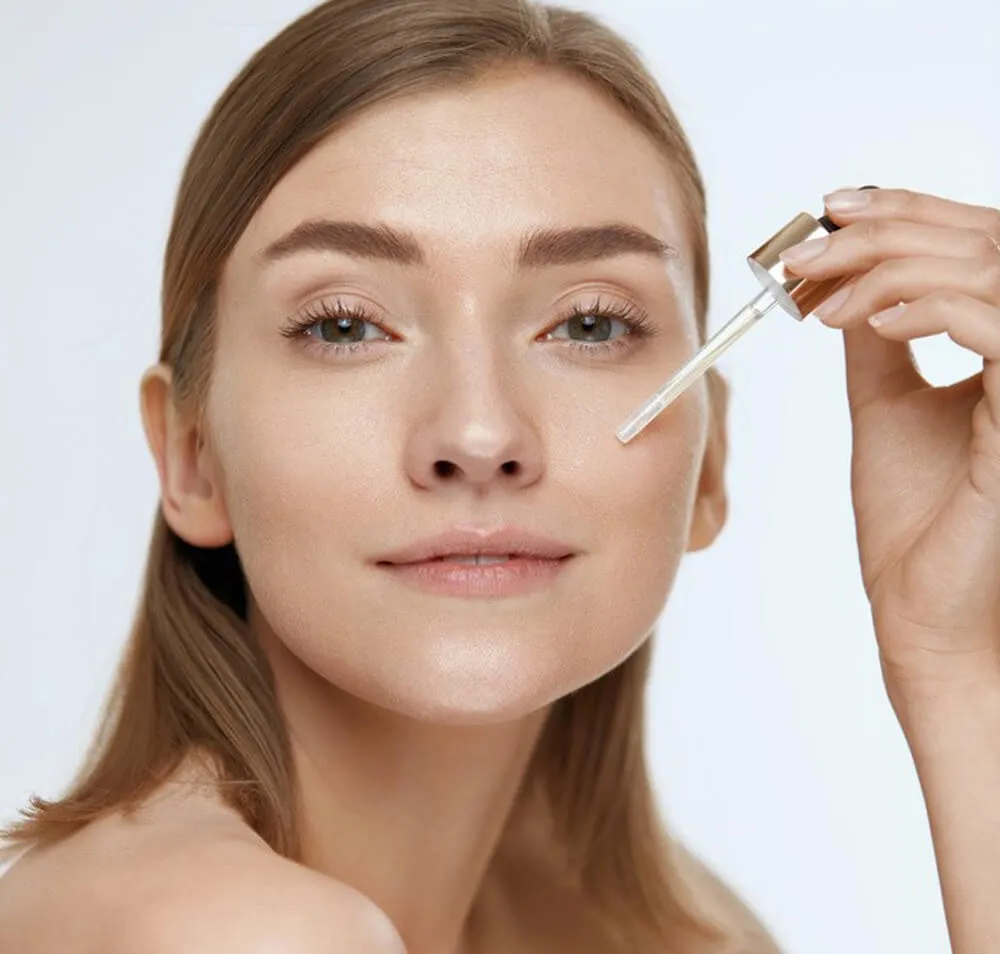 使用精华露的快乐女性