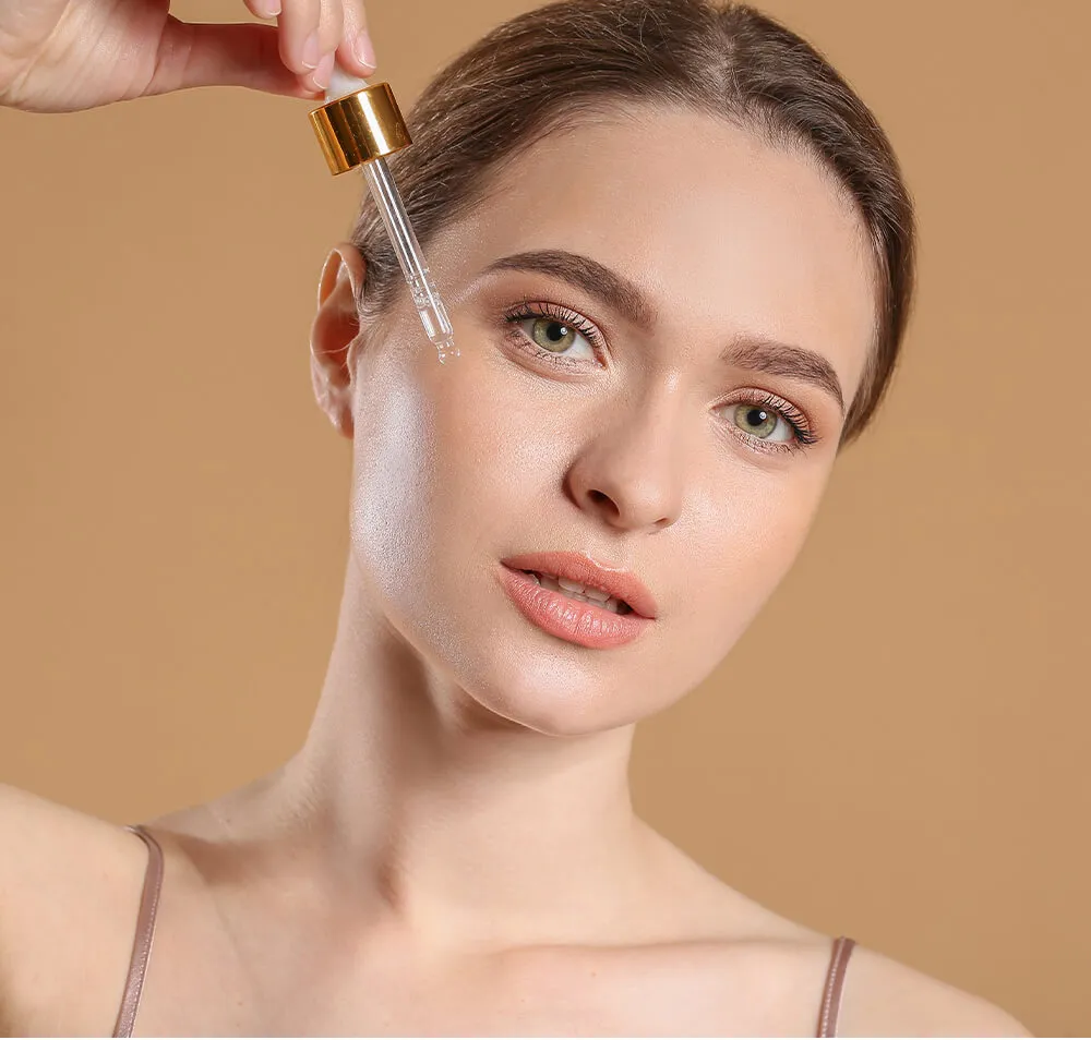 使用精华露的女性