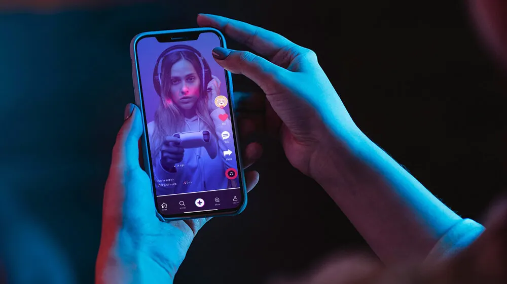 在社交媒体上预热发布