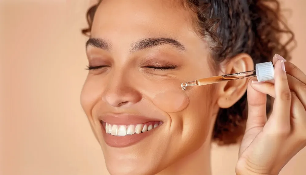 快乐女性涂抹精华液