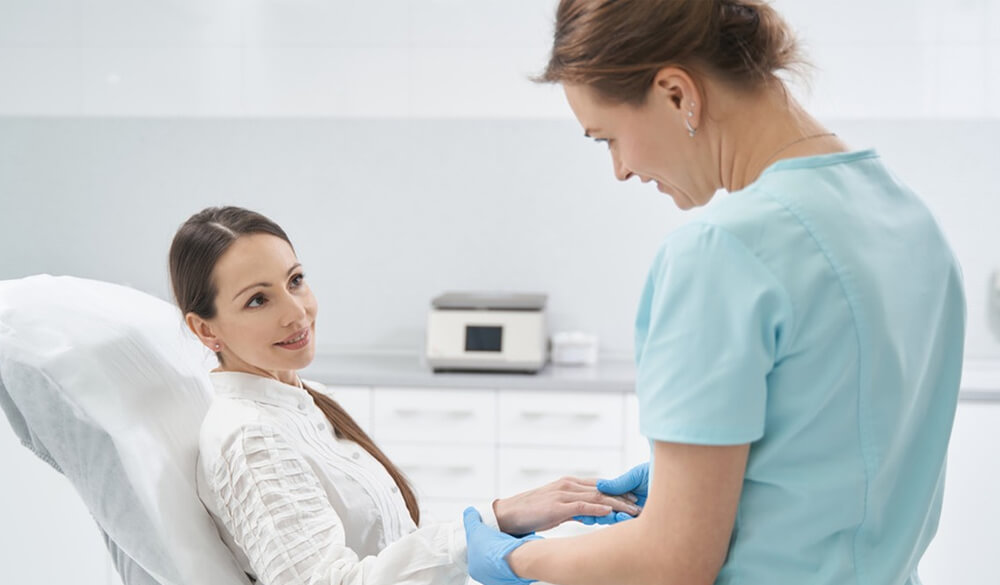 美容师进行皮肤分析