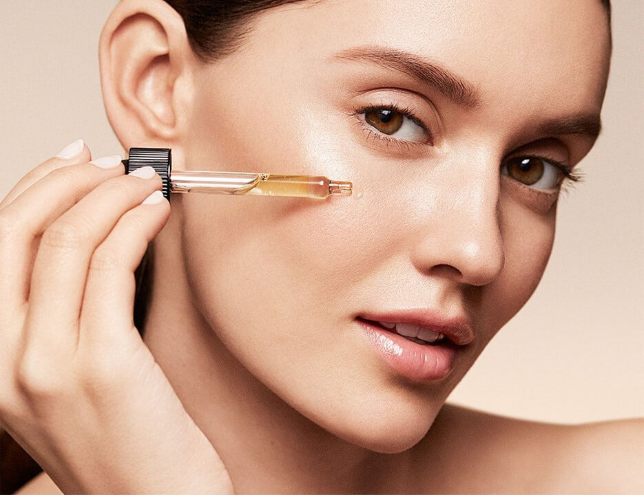 使用精华液的快乐女性