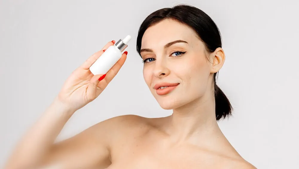 手持产品的快乐女性