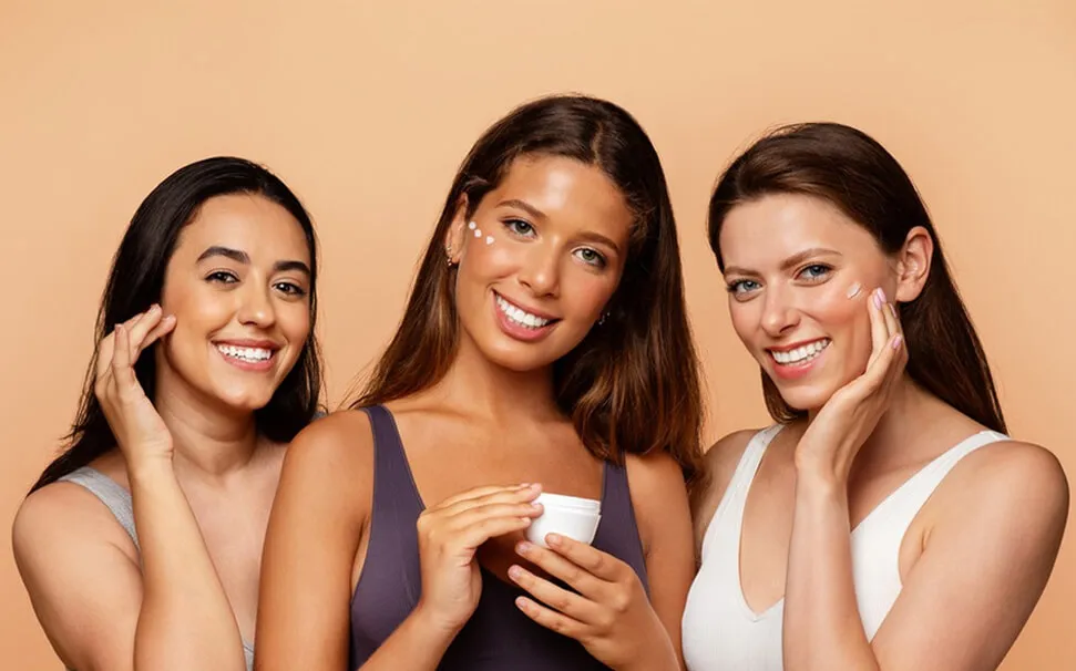 拿着产品的快乐女性