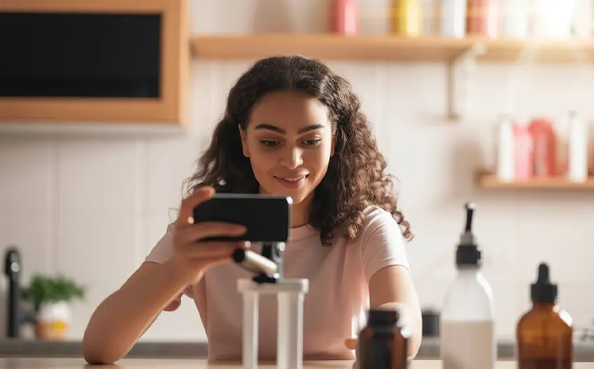 拿着产品的网红