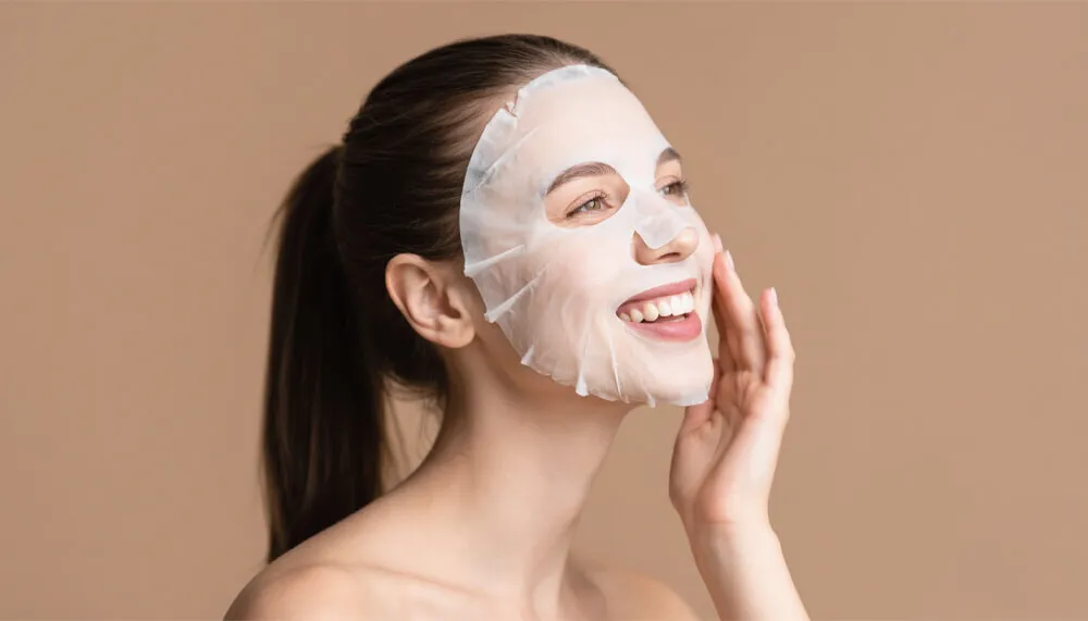 敷着面膜的幸福女性