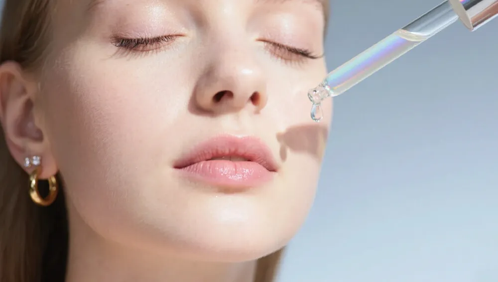 使用精华液的快乐女性