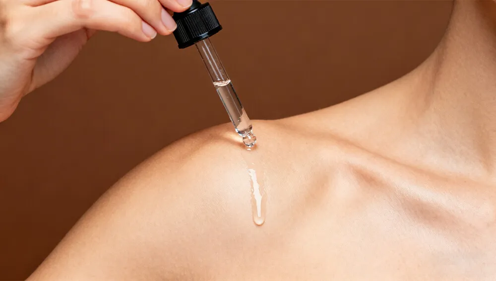 使用身体油的女性